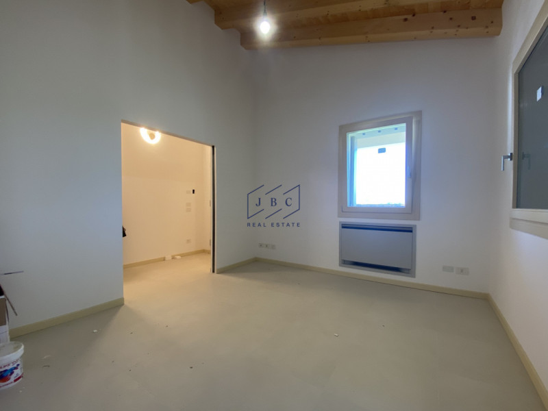 In contesto residenziale tranquillo e riservato, a pochi passi dal centro di Mansuè, proponiamo a...