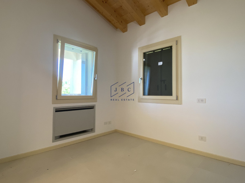 In contesto residenziale tranquillo e riservato, a pochi passi dal centro di Mansuè, proponiamo a...