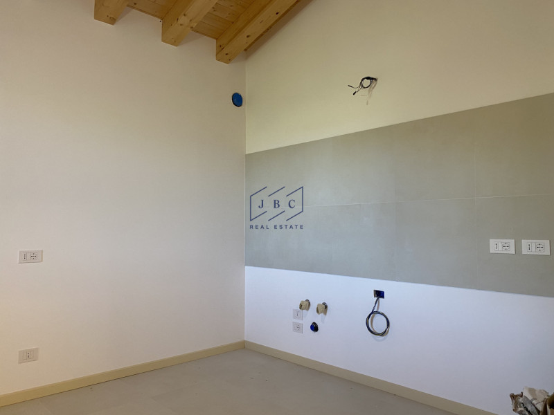In contesto residenziale tranquillo e riservato, a pochi passi dal centro di Mansuè, proponiamo a...
