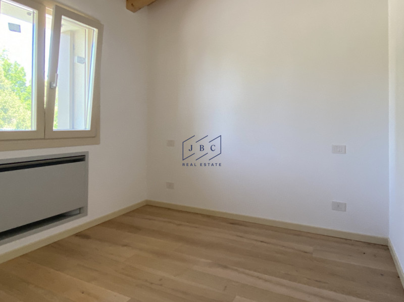 In contesto residenziale tranquillo e riservato, a pochi passi dal centro di Mansuè, proponiamo a...