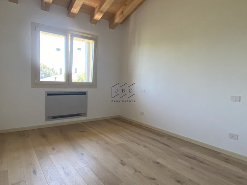In contesto residenziale tranquillo e riservato, a pochi passi dal centro di Mansuè, proponiamo a...