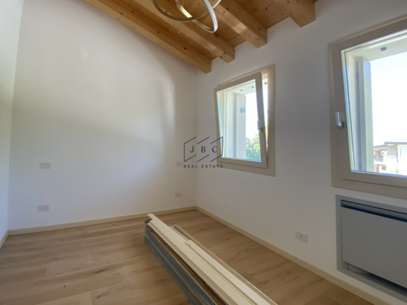 In contesto residenziale tranquillo e riservato, a pochi passi dal centro di Mansuè, proponiamo a...
