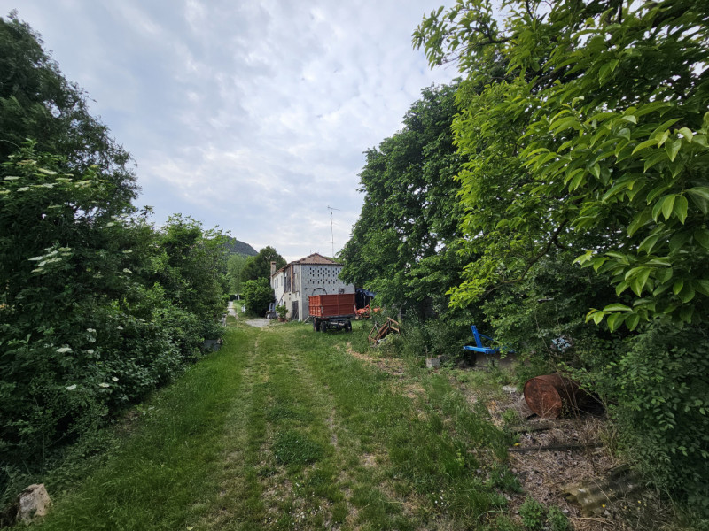 Proponiamo in vendita a Baone, in una strada interna e tranquilla che porta verso il centro del P...