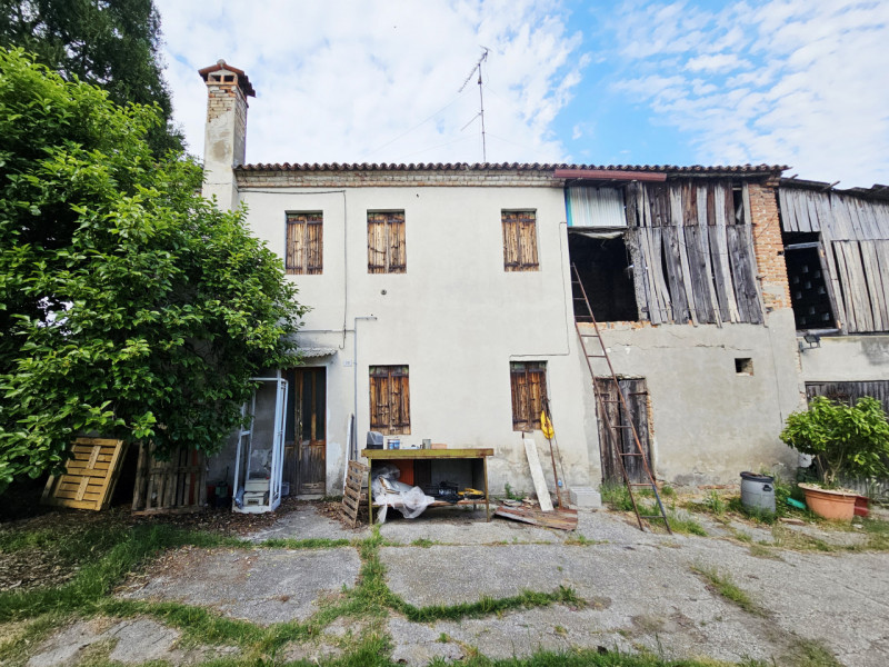 Proponiamo in vendita a Baone, in una strada interna e tranquilla che porta verso il centro del P...