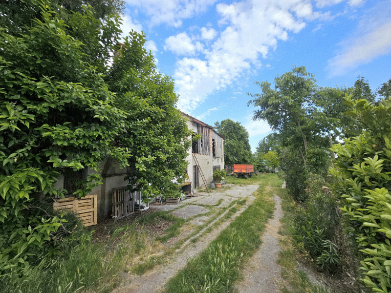 Proponiamo in vendita a Baone, in una strada interna e tranquilla che porta verso il centro del P...
