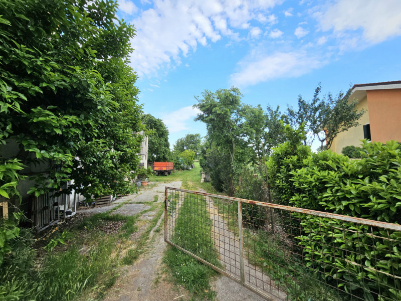 Proponiamo in vendita a Baone, in una strada interna e tranquilla che porta verso il centro del P...