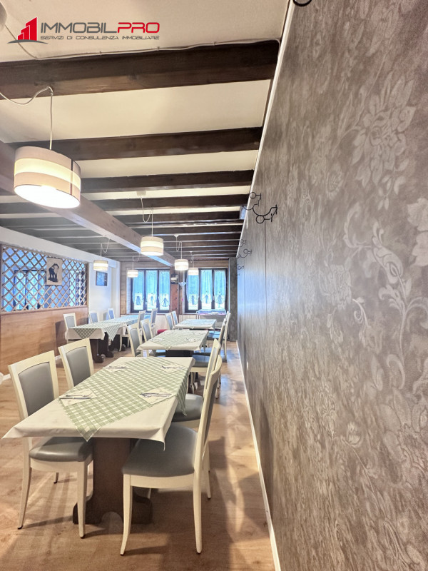 In vendita nel cuore di Caltrano, proponiamo un’attività commerciale adibita a ristorante, bar e ...