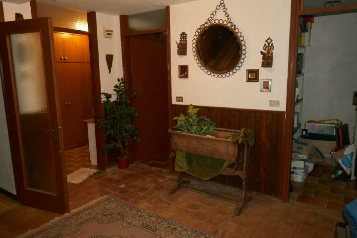 Rif. A.A.57-24

Vendita all'asta - villetta unifamiliare con giardino in data 17 giugno 2026

Des...