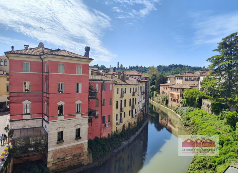 CENTRO STORICO: CON SUGGESTIVA VISTA SUL FIUME E PONTE SAN PAOLO, BELLISSIMO APPARTAMENTO BICAMER...
