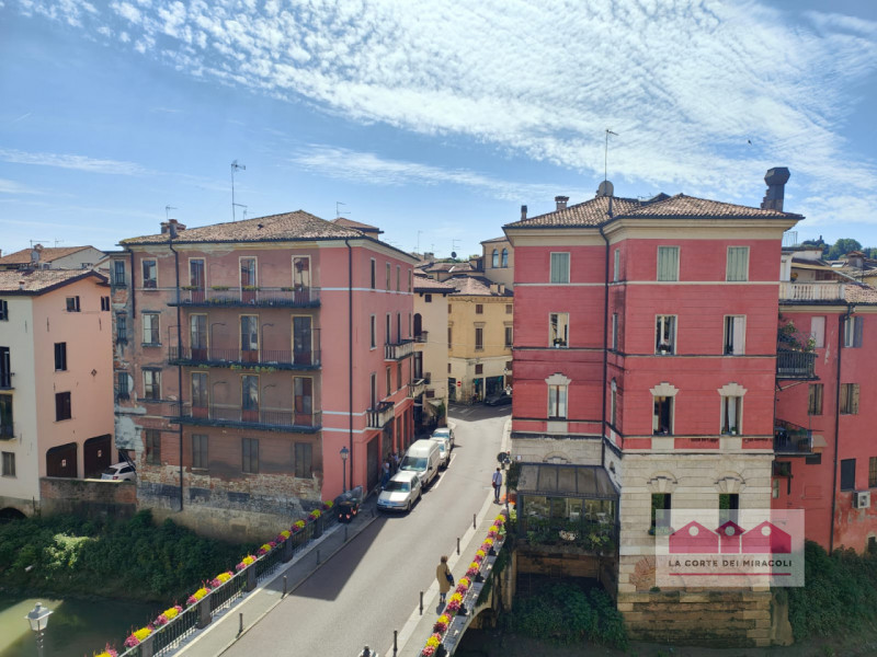 CENTRO STORICO: CON SUGGESTIVA VISTA SUL FIUME E PONTE SAN PAOLO, BELLISSIMO APPARTAMENTO BICAMER...