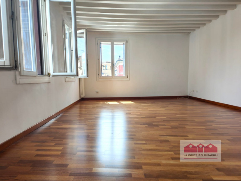 CENTRO STORICO: CON SUGGESTIVA VISTA SUL FIUME E PONTE SAN PAOLO, BELLISSIMO APPARTAMENTO BICAMER...
