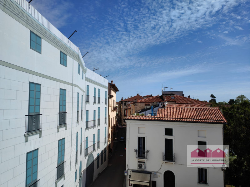CENTRO STORICO: CON SUGGESTIVA VISTA SUL FIUME E PONTE SAN PAOLO, BELLISSIMO APPARTAMENTO BICAMER...