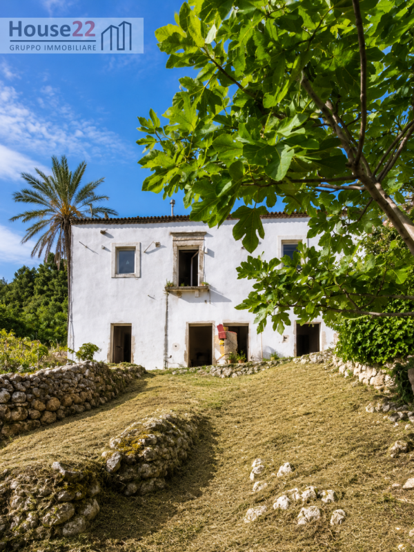 Nel cuore autentico del Gargano, immersa nell’incantevole paesaggio di Vico del Gargano, proponia...
