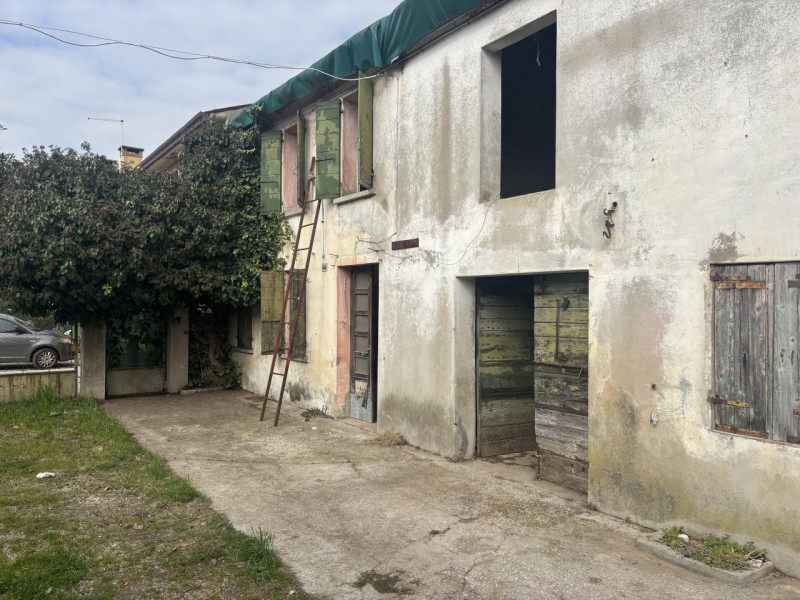 A Campodarsego, in una posizione tranquilla ma comoda ai principali servizi e collegamenti, propo...
