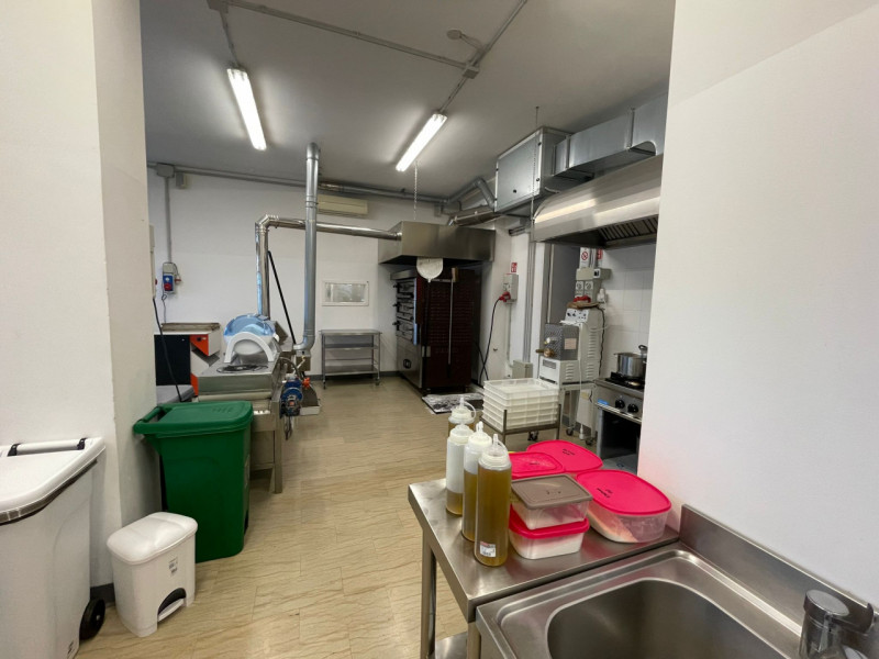 **CESSIONE ATTIVITÀ – PANIFICIO / ALIMENTARI**
Si propone in vendita attività ben avviata nel set...