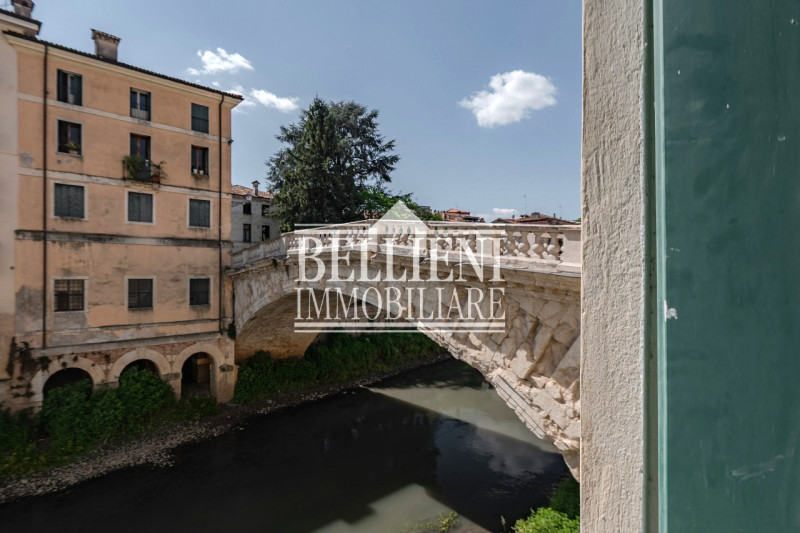 CENTRO STORICO - Proponiamo in vendita, a pochi passi da Piazza dei Signori, in un palazzo storic...