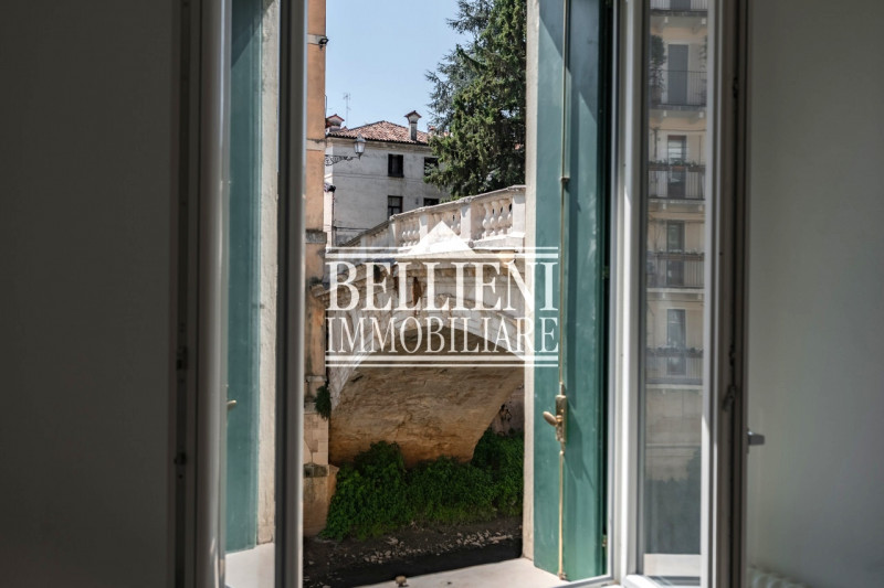 CENTRO STORICO - Proponiamo in vendita, a pochi passi da Piazza dei Signori, in un palazzo storic...