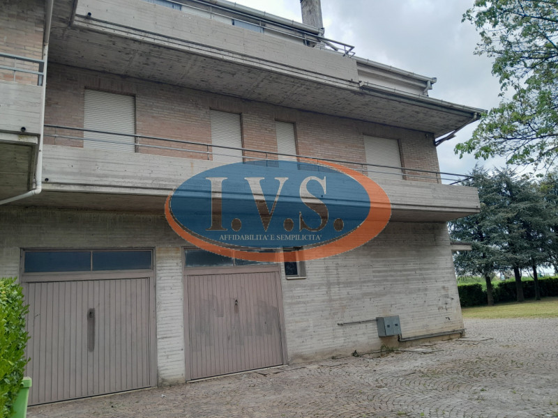 MONTEGALDELLA proponiamo la vendita di due appartamenti un bicamere e un tricamere in una palazzi...