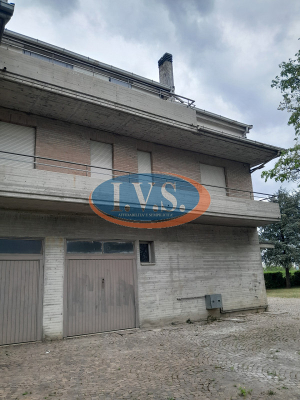 MONTEGALDELLA proponiamo la vendita di due appartamenti un bicamere e un tricamere in una palazzi...