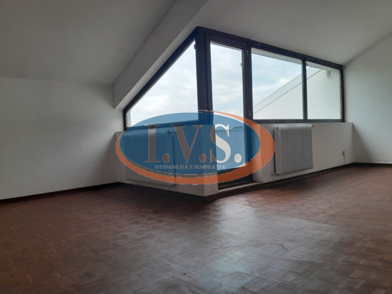 MONTEGALDELLA proponiamo la vendita di due appartamenti un bicamere e un tricamere in una palazzi...