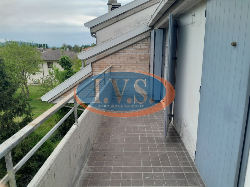MONTEGALDELLA proponiamo la vendita di due appartamenti un bicamere e un tricamere in una palazzi...