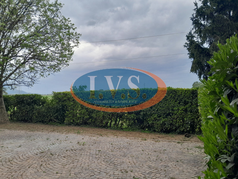 MONTEGALDELLA proponiamo la vendita di due appartamenti un bicamere e un tricamere in una palazzi...