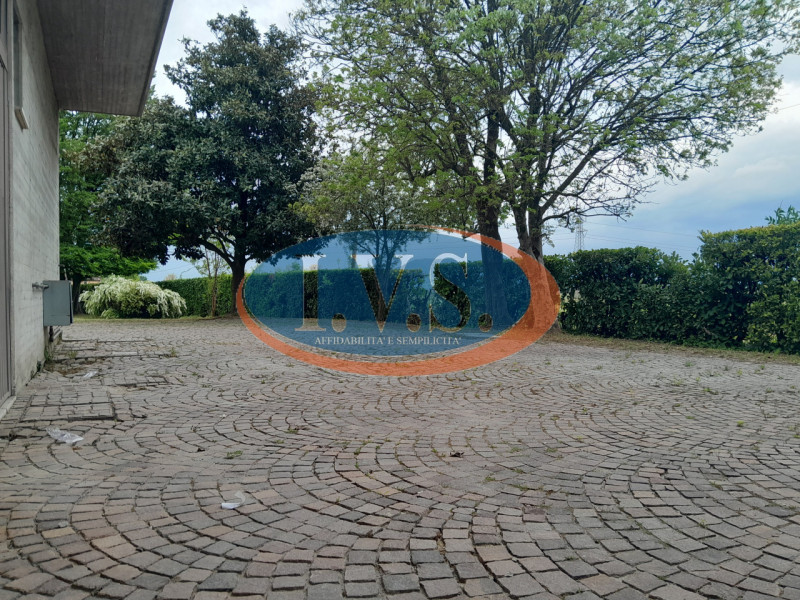 MONTEGALDELLA proponiamo la vendita di due appartamenti un bicamere e un tricamere in una palazzi...
