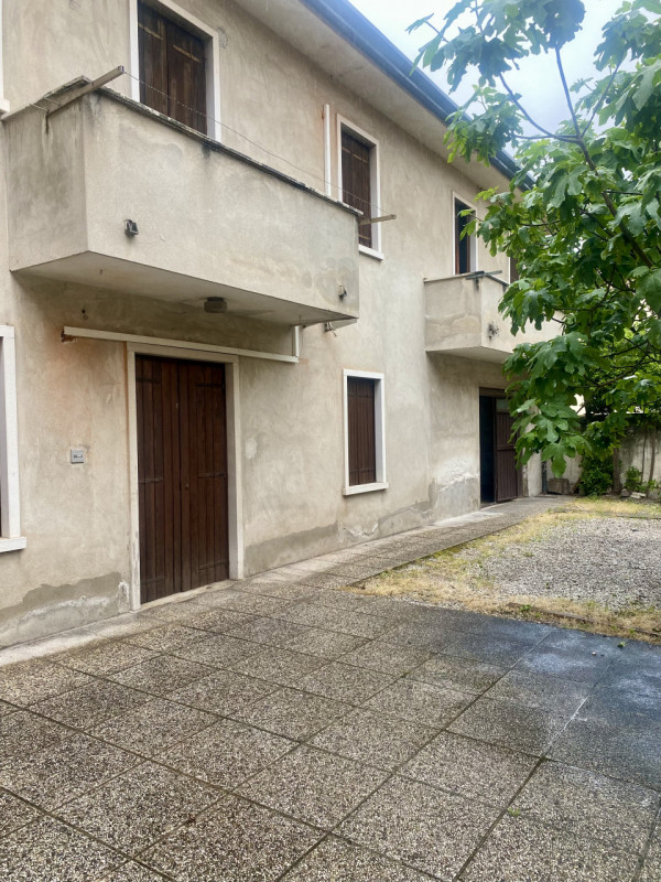 Castelfranco V.to: in posizione strategica, in vicinanza ai vari servizi cittadini (stazione, scu...