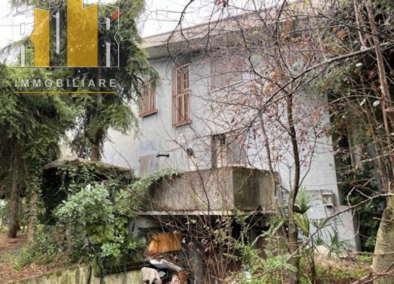 Asta telematica 30.07.2026 ore 14:30

Villa degli anni settanta, con sedime irregolare, sviluppat...