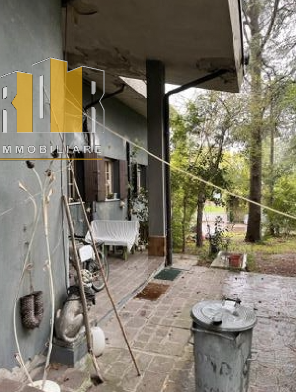 Asta telematica 30.07.2026 ore 14:30

Villa degli anni settanta, con sedime irregolare, sviluppat...