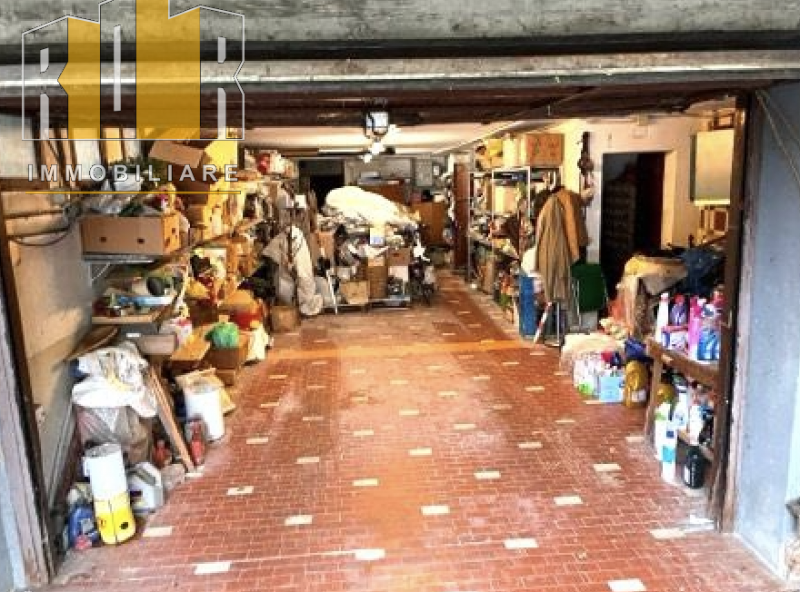 Asta telematica 30.07.2026 ore 14:30

Villa degli anni settanta, con sedime irregolare, sviluppat...