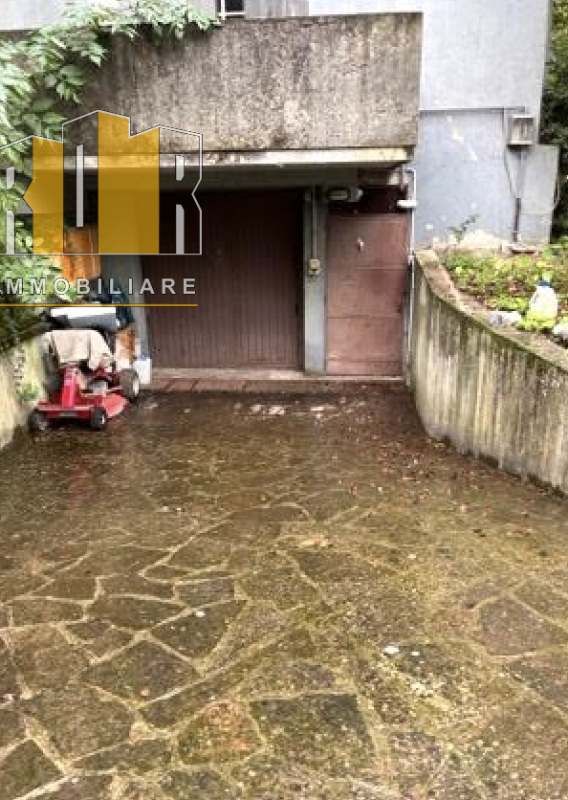 Asta telematica 30.07.2026 ore 14:30

Villa degli anni settanta, con sedime irregolare, sviluppat...