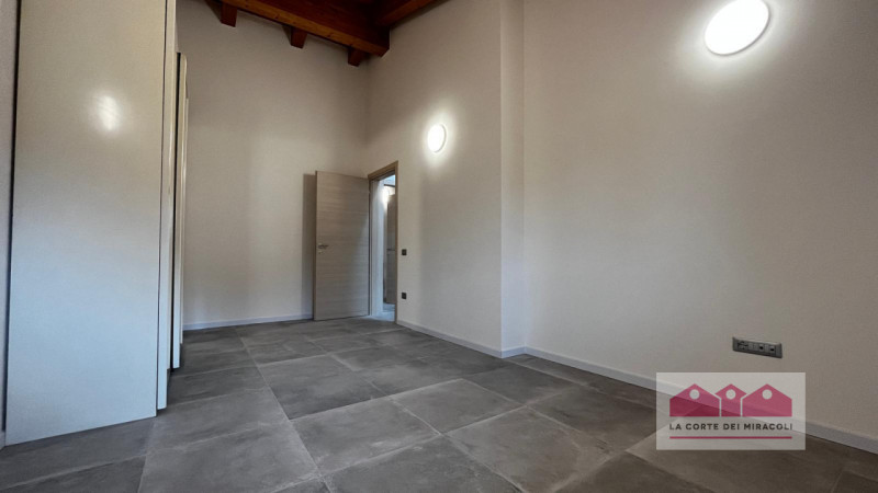 CREAZZO: TERRACIELO RISTRUTTURATA COMPOSTA DA SOGGIORNO CON ANGOLO COTTURA, DUE BAGNI CON BOX DOC...