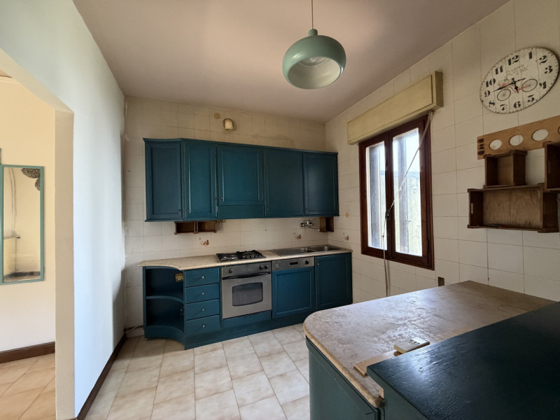 In vendita nel cuore del quartiere Camin di Padova proponiamo una casa singola degli anni '60 che...