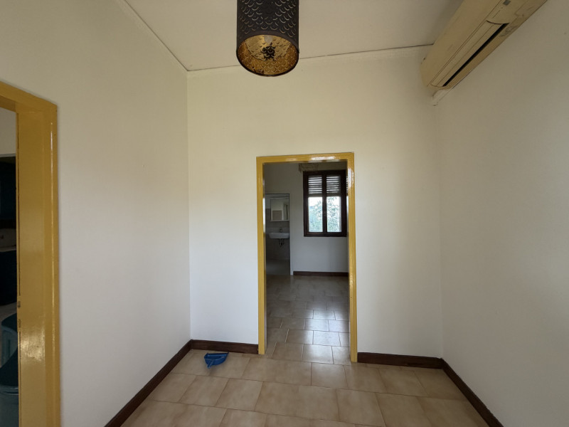 In vendita nel cuore del quartiere Camin di Padova proponiamo una casa singola degli anni '60 che...
