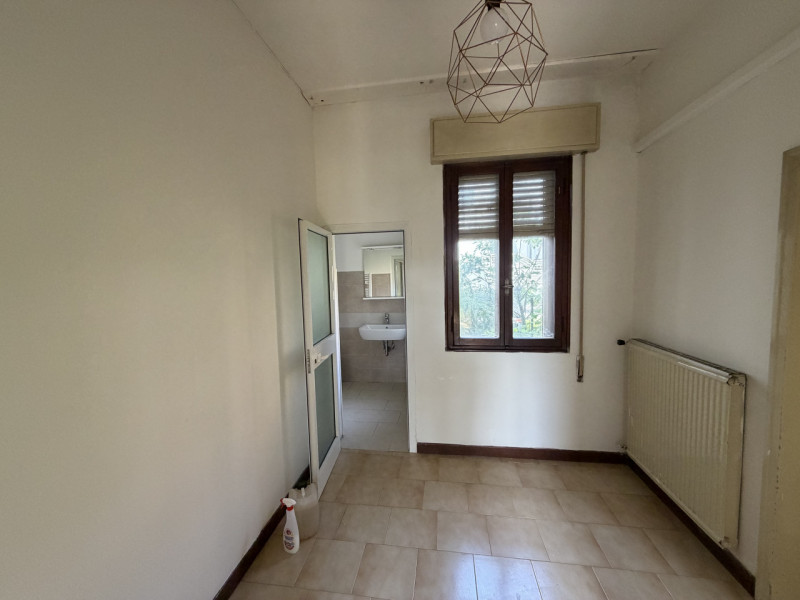 In vendita nel cuore del quartiere Camin di Padova proponiamo una casa singola degli anni '60 che...