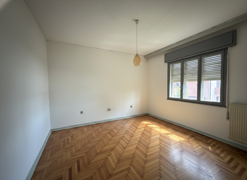 In vendita nel cuore del quartiere Camin di Padova proponiamo una casa singola degli anni '60 che...