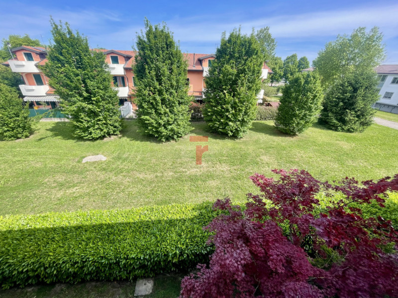 Appartamento trilocale situato a Roncaglia in zona San Leopoldo, in un contesto tranquillo e verd...
