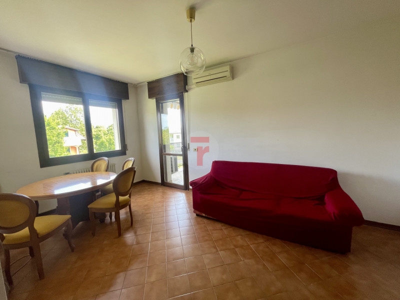 Appartamento trilocale situato a Roncaglia in zona San Leopoldo, in un contesto tranquillo e verd...