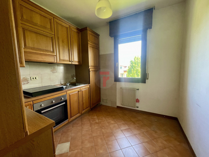 Appartamento trilocale situato a Roncaglia in zona San Leopoldo, in un contesto tranquillo e verd...