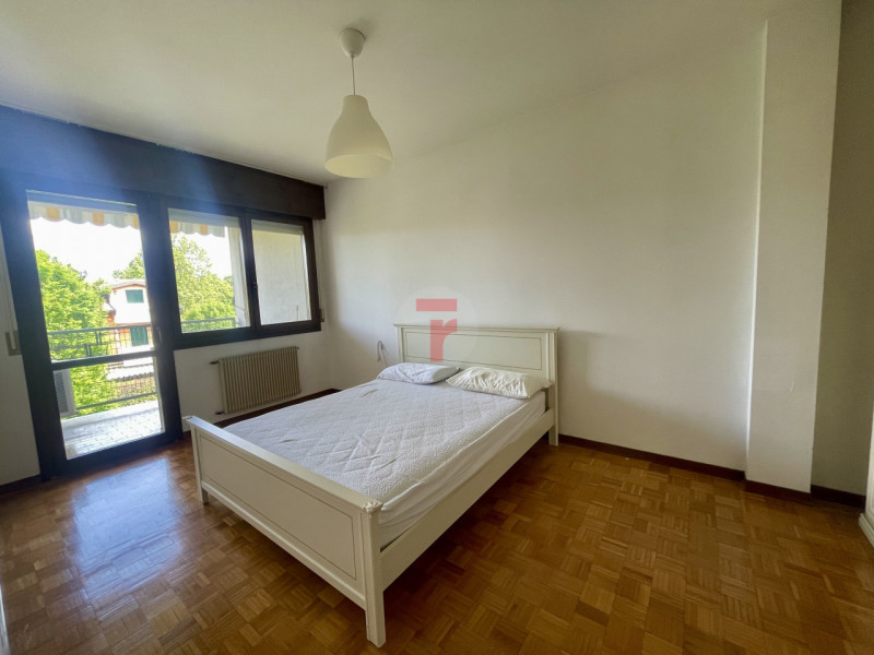 Appartamento trilocale situato a Roncaglia in zona San Leopoldo, in un contesto tranquillo e verd...