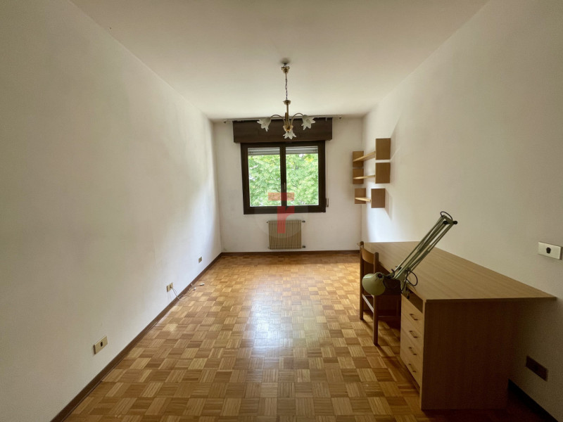 Appartamento trilocale situato a Roncaglia in zona San Leopoldo, in un contesto tranquillo e verd...