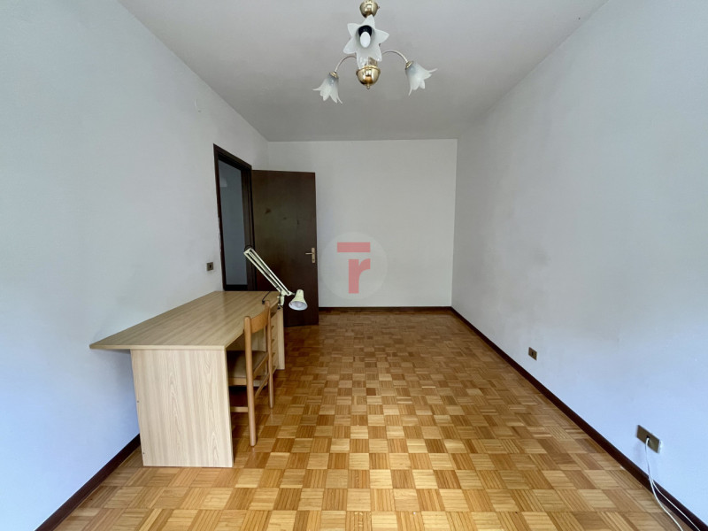 Appartamento trilocale situato a Roncaglia in zona San Leopoldo, in un contesto tranquillo e verd...