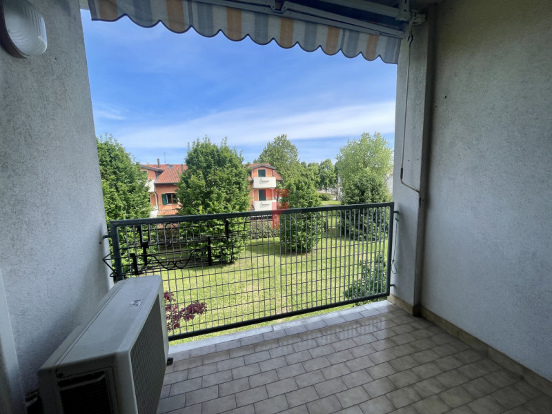 Appartamento trilocale situato a Roncaglia in zona San Leopoldo, in un contesto tranquillo e verd...
