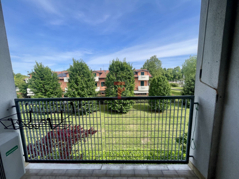 Appartamento trilocale situato a Roncaglia in zona San Leopoldo, in un contesto tranquillo e verd...