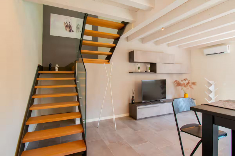 Scopri questa splendida casa singola terratetto in vendita, situata nel cuore di Santa Croce Bigo...