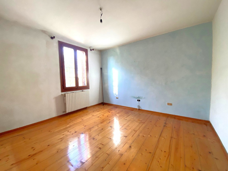 Porzione di bifamiliare situata in zona semicentrale della storica cittadina di Este. 
Con i suoi...