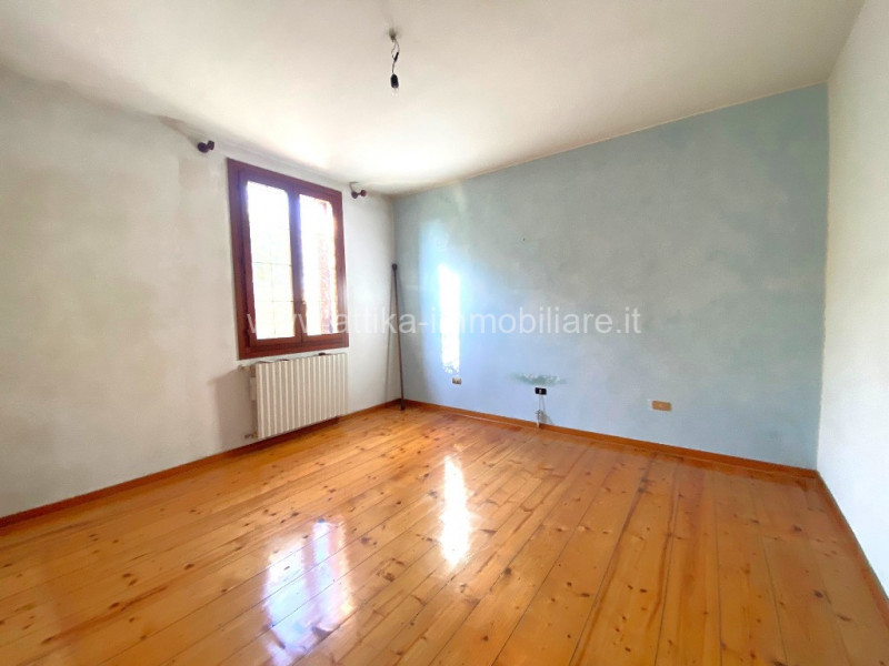 Porzione di bifamiliare situata in zona semicentrale della storica cittadina di Este. 
Con i suoi...