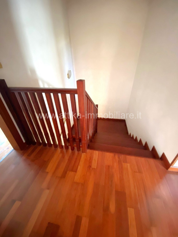 Porzione di bifamiliare situata in zona semicentrale della storica cittadina di Este. 
Con i suoi...