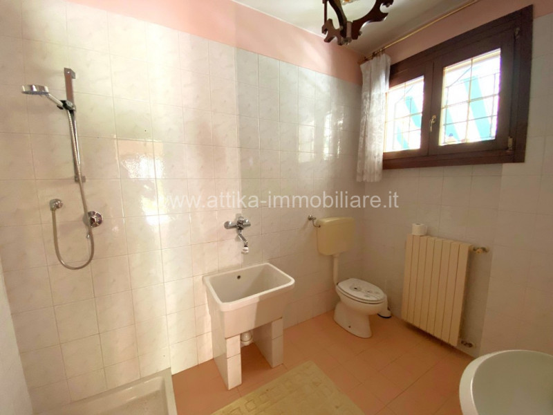 Porzione di bifamiliare situata in zona semicentrale della storica cittadina di Este. 
Con i suoi...